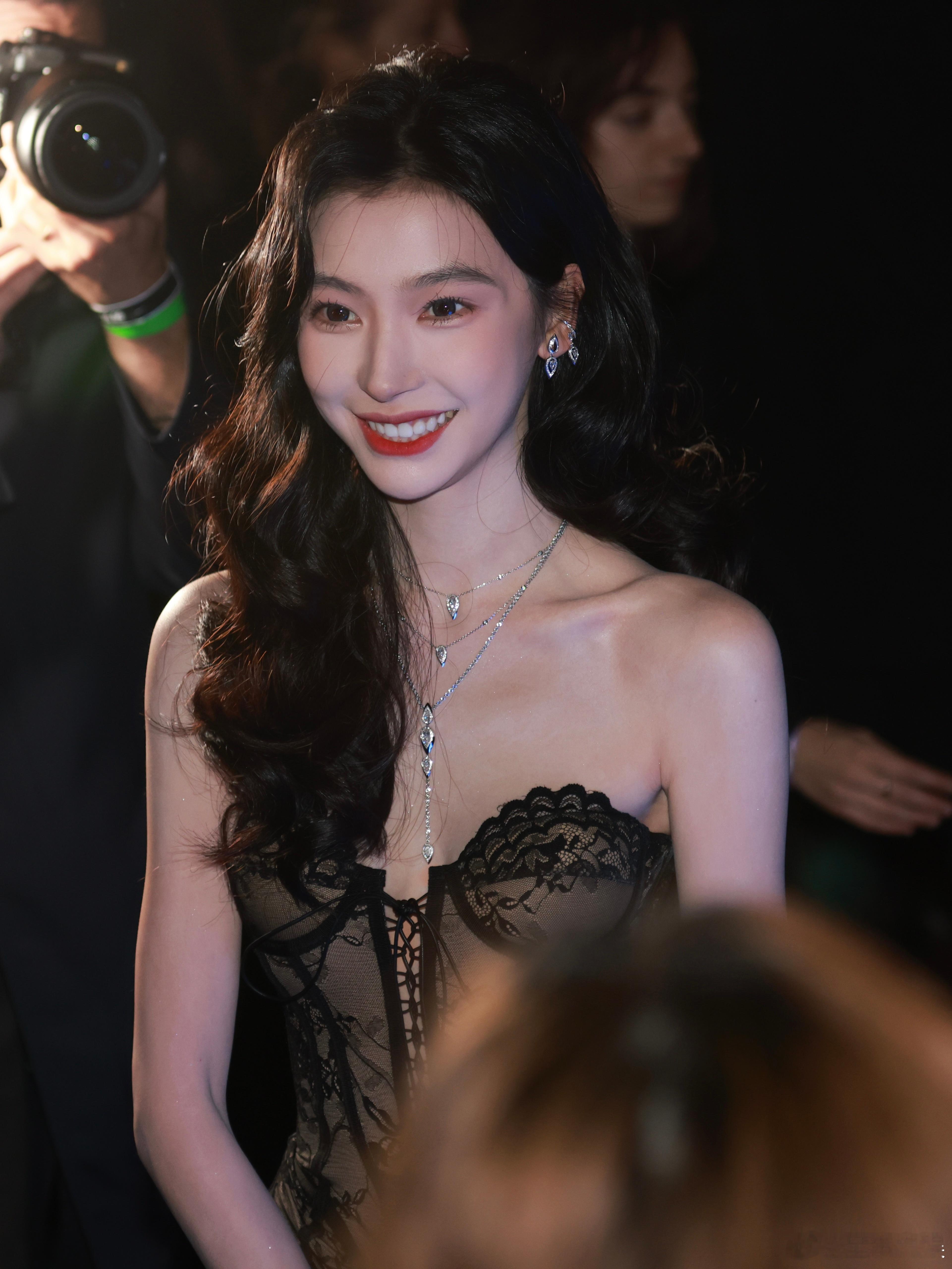 #易梦玲赵美延同框##易梦玲不眨眼#哇哦！易梦玲亮相巴黎时装周，漂亮得不像话，不