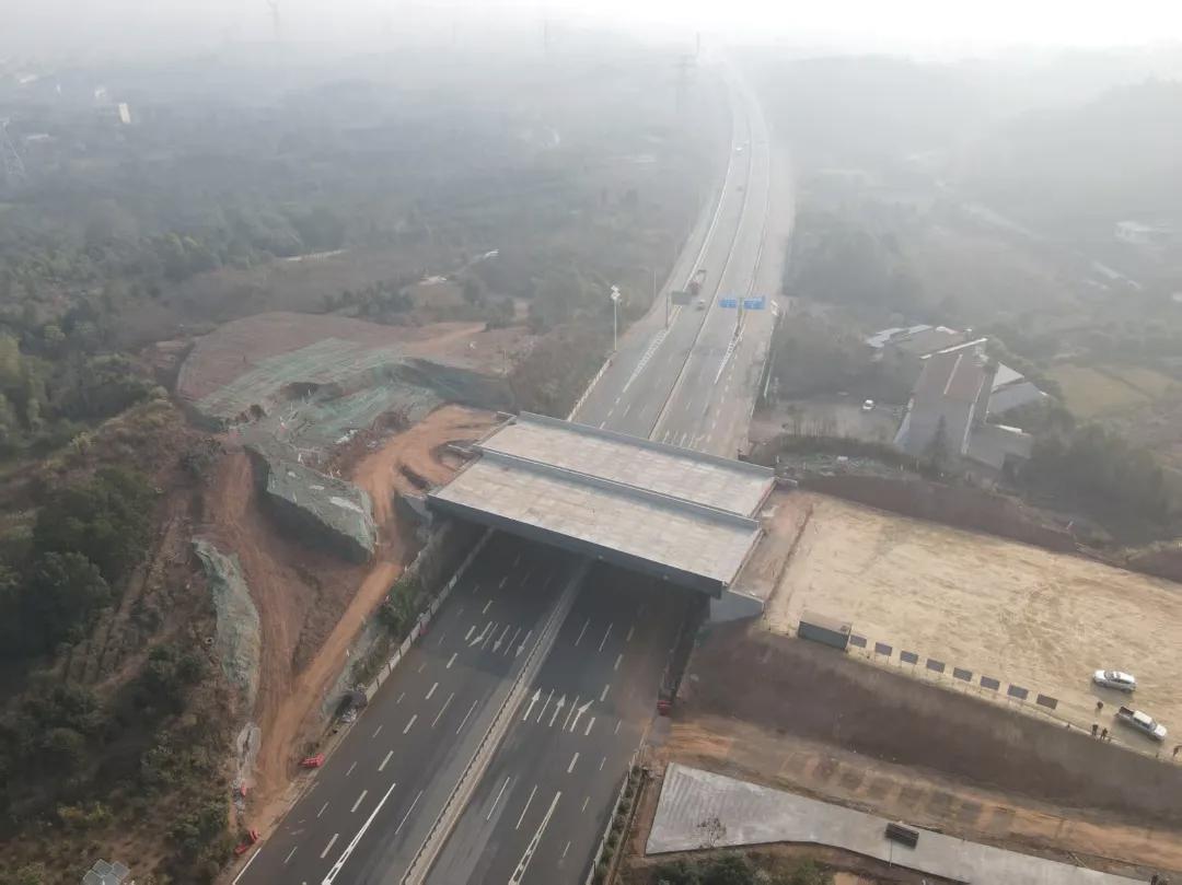 年底冲刺的热潮中，长株潭一体化交通建设正以“加速度”跑出实干节奏。作为三市“一座