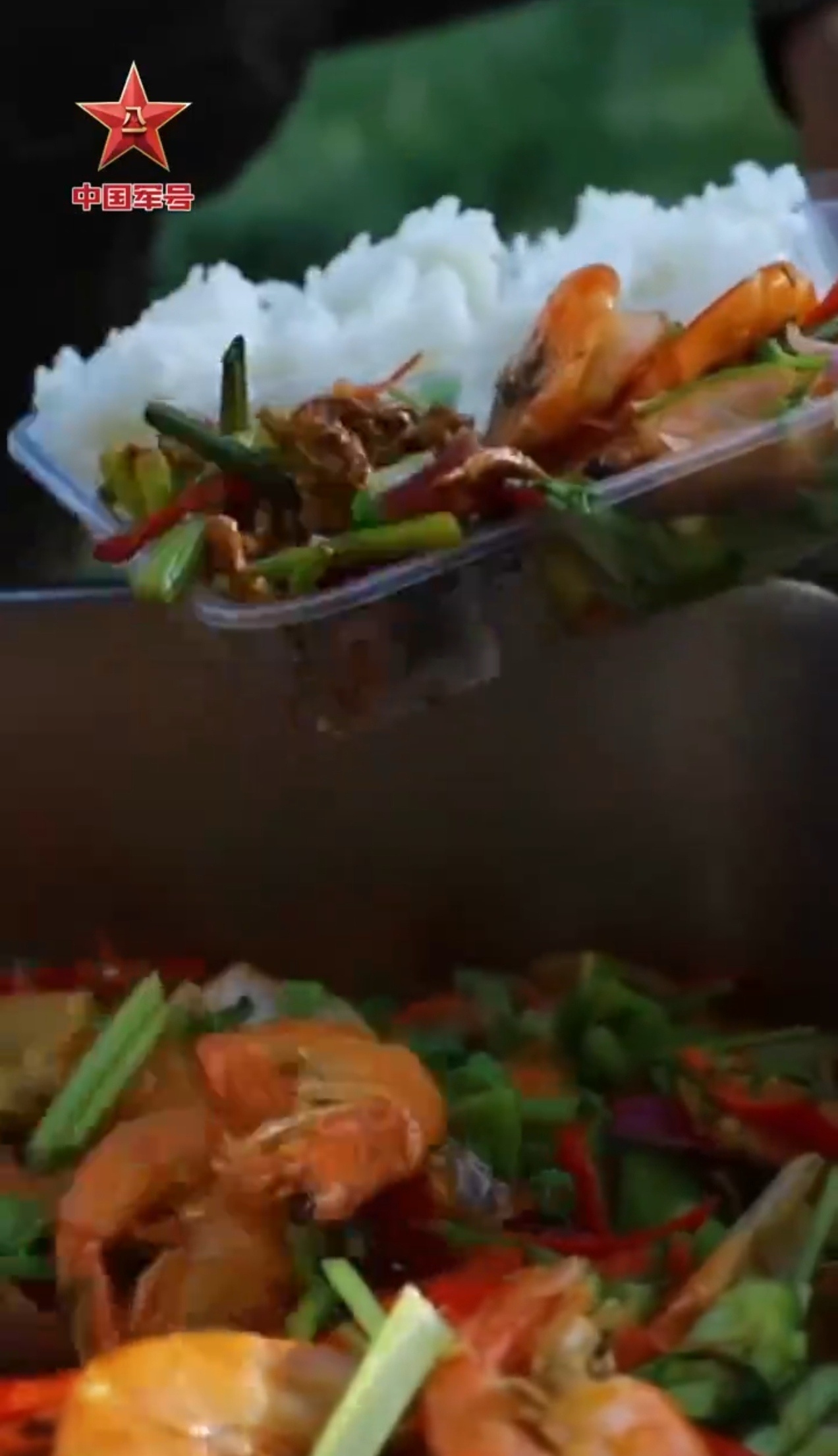 到饭点了。炊事班热食制作和前送。 