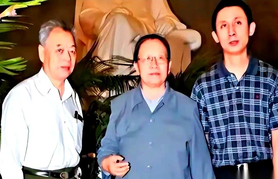 李讷是北大历史系毕业的，可她亲生儿子王效芝，学历却只停在了中专。
高材生母亲养出