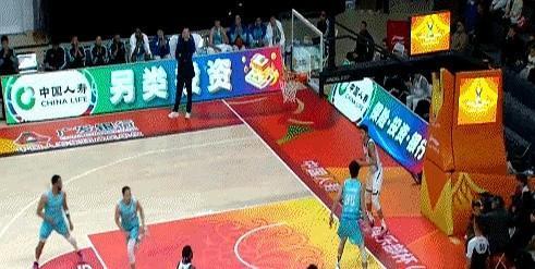 赵岩昊疑似发底线球被纪卓就地抢断后上篮得分，王博的卫冕冠军磨合像郭士强。这一幕发