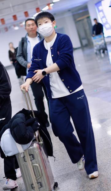 孙大勇，依然很勇啊！某人心里面乐开了花。
本来就是机场私服随便一穿，结果网友一放