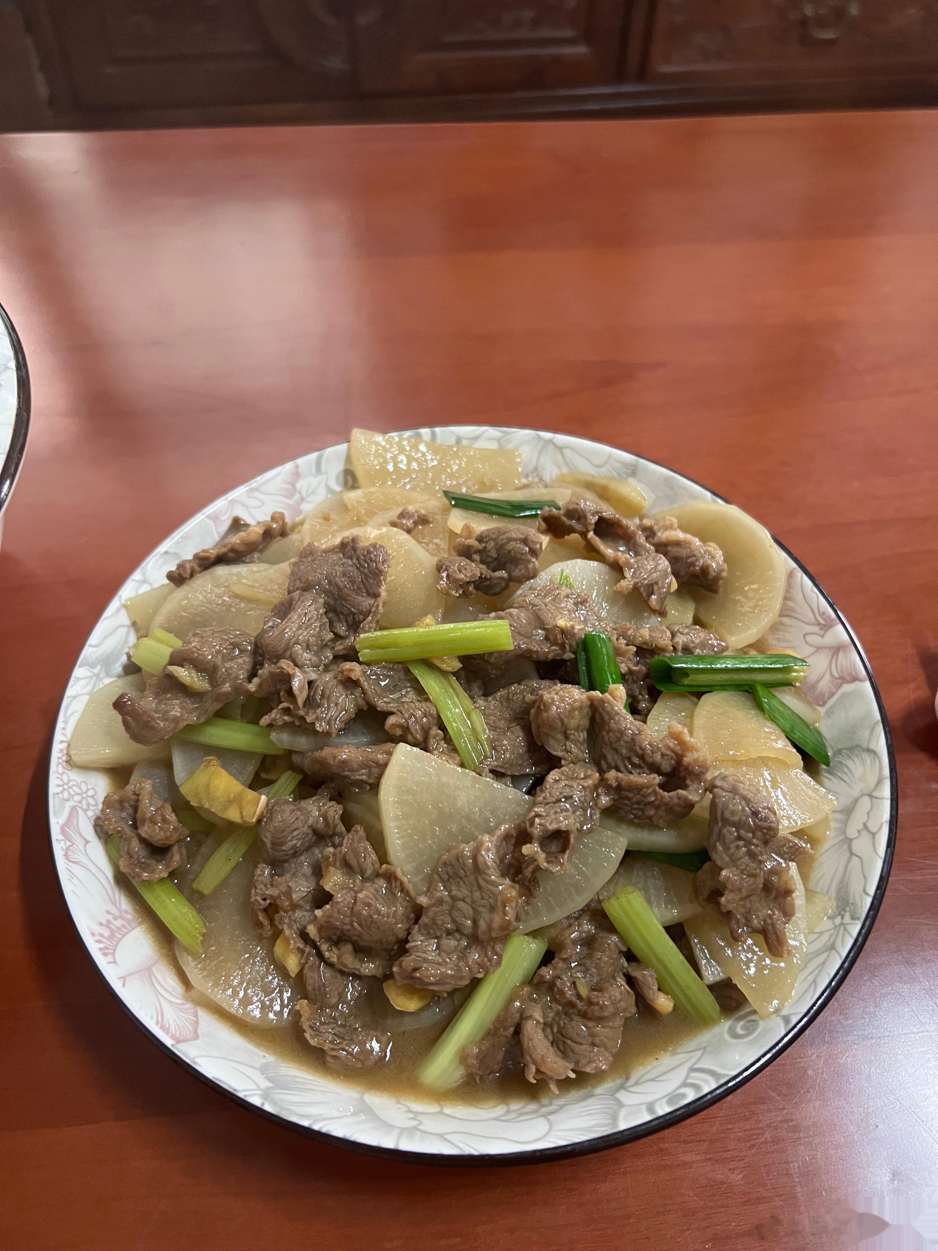 #午餐# 牛肉炒白萝卜 豌豆尖豆腐瘦肉汤 ​​​