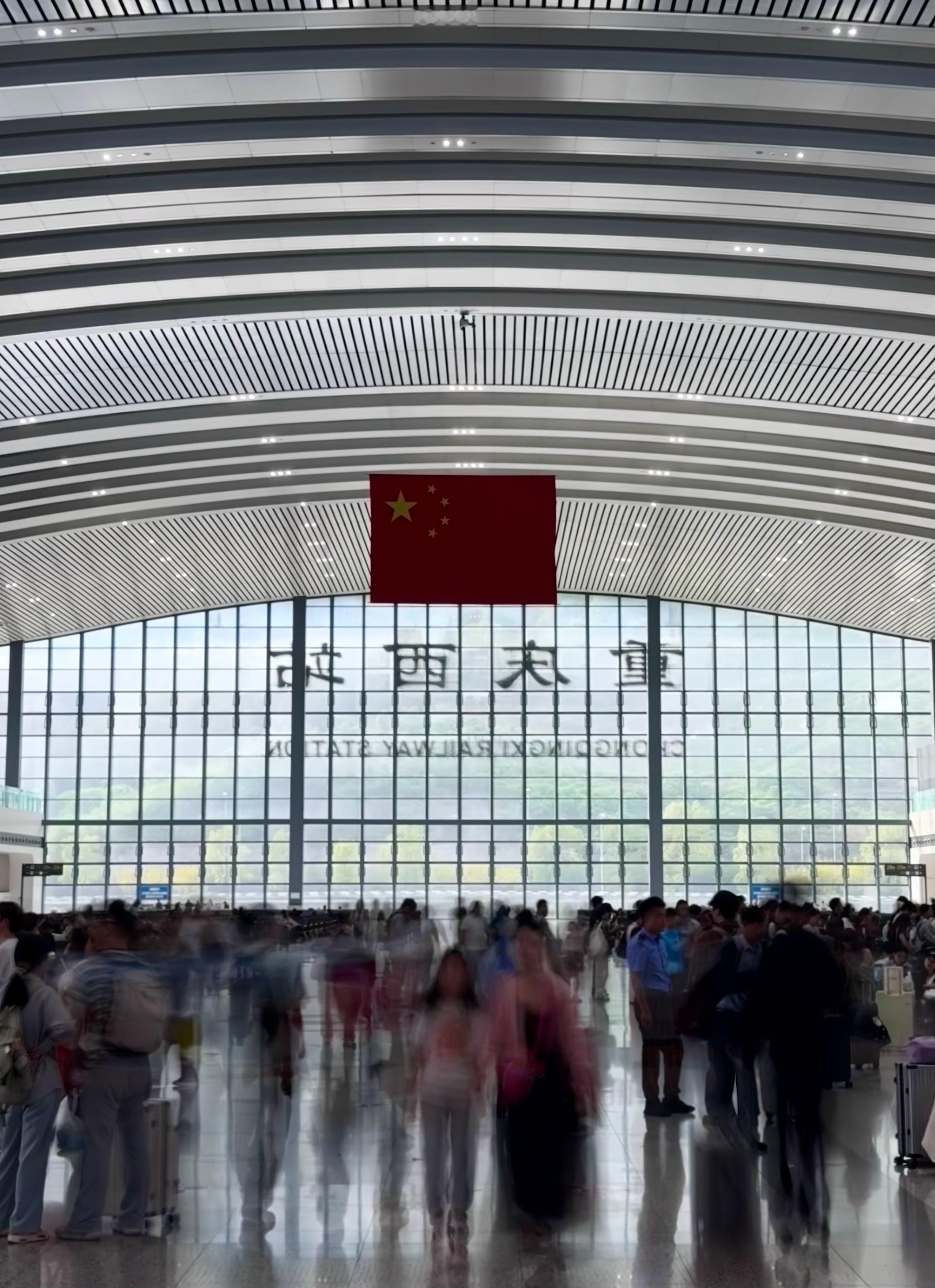 小时候：终于可以回家了现在：终于离开家了成长总是在反复撕扯 ​​​