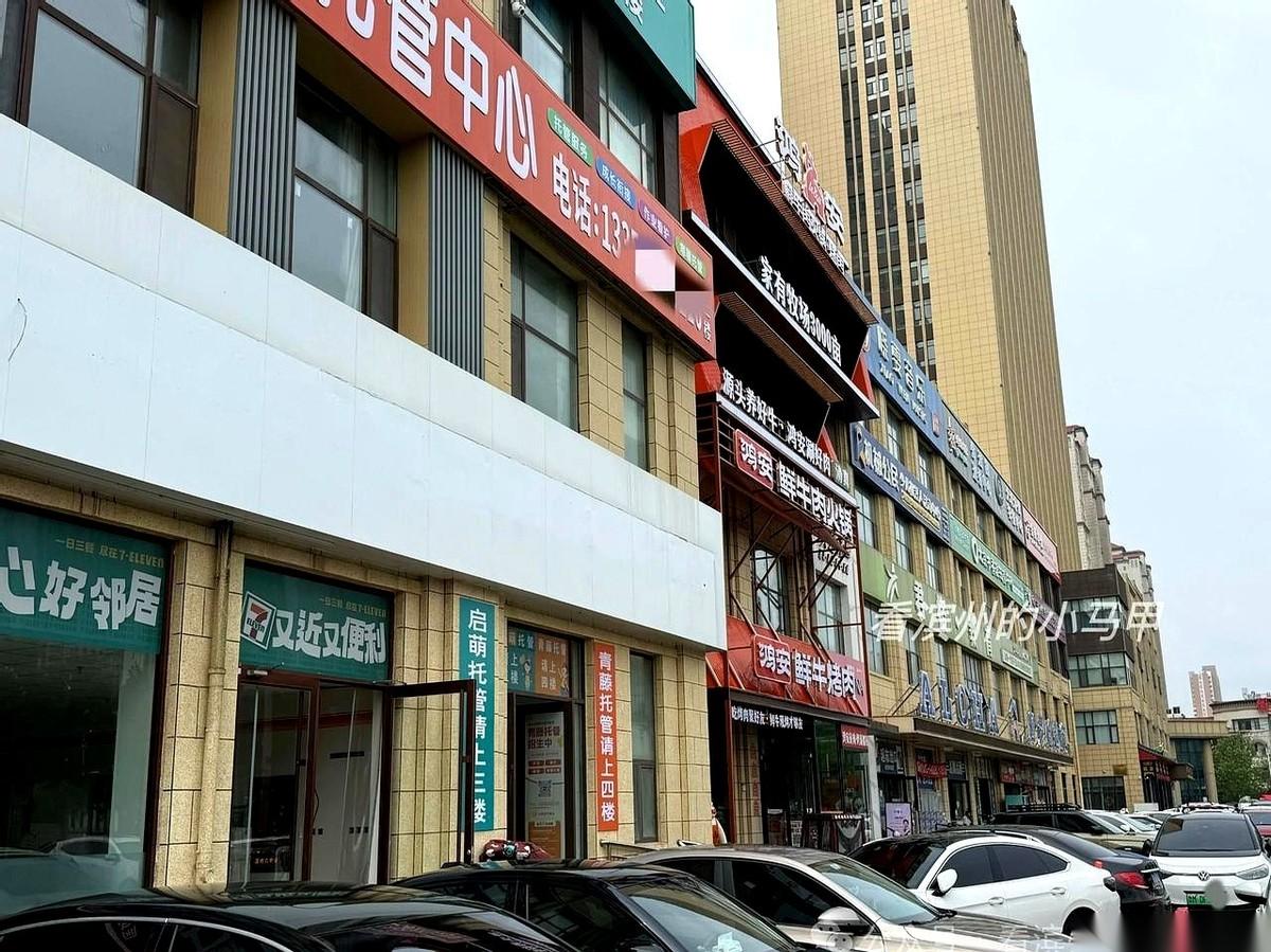 山东滨州一家7-11，加盟商投了几十万，硬扛了一年，门上贴了白纸。
不是被隔壁小