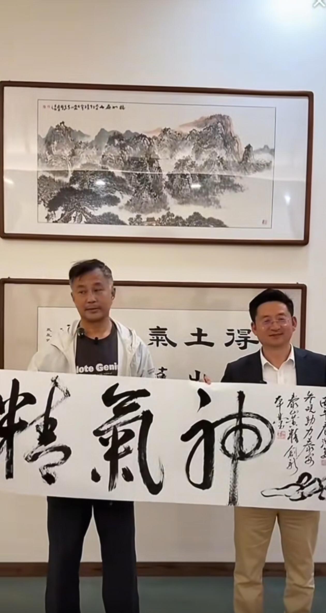 你们有没有发现，沈巍老师“工作”更加努力了，他把很多事都当成事业来做了，认真写字