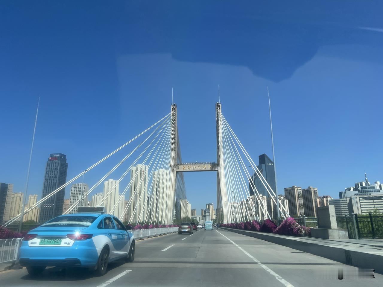 今天兰州是一个好天气，开车路过银滩黄河大桥发现银滩黄河大桥，真的是好气派，大桥两