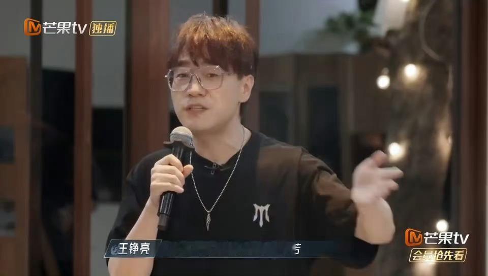 #王铮亮菠萝回锅肉五押#王铮亮下厨做菠萝回锅肉，解说时还押了五个韵，小亮哥厉害的