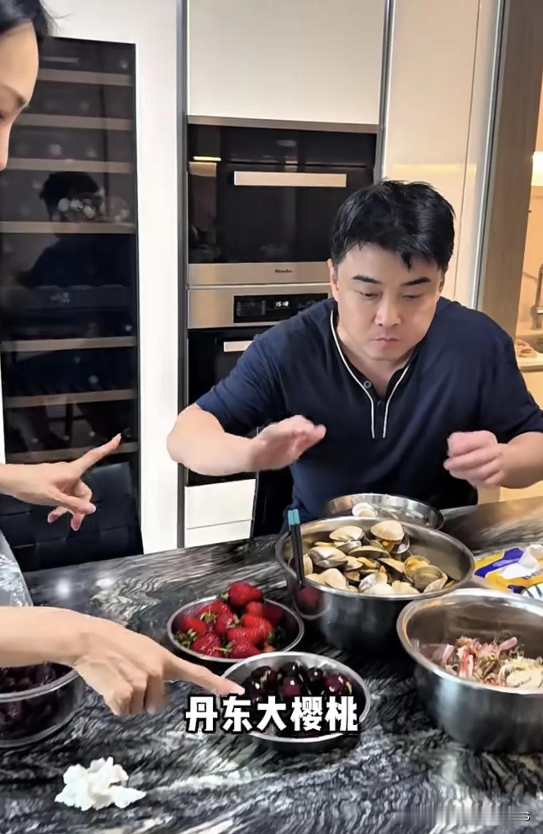 国乒教练王皓这一家也太幸福了吧，老婆和王皓一家三口的日常，你看看老婆在向王浩介绍