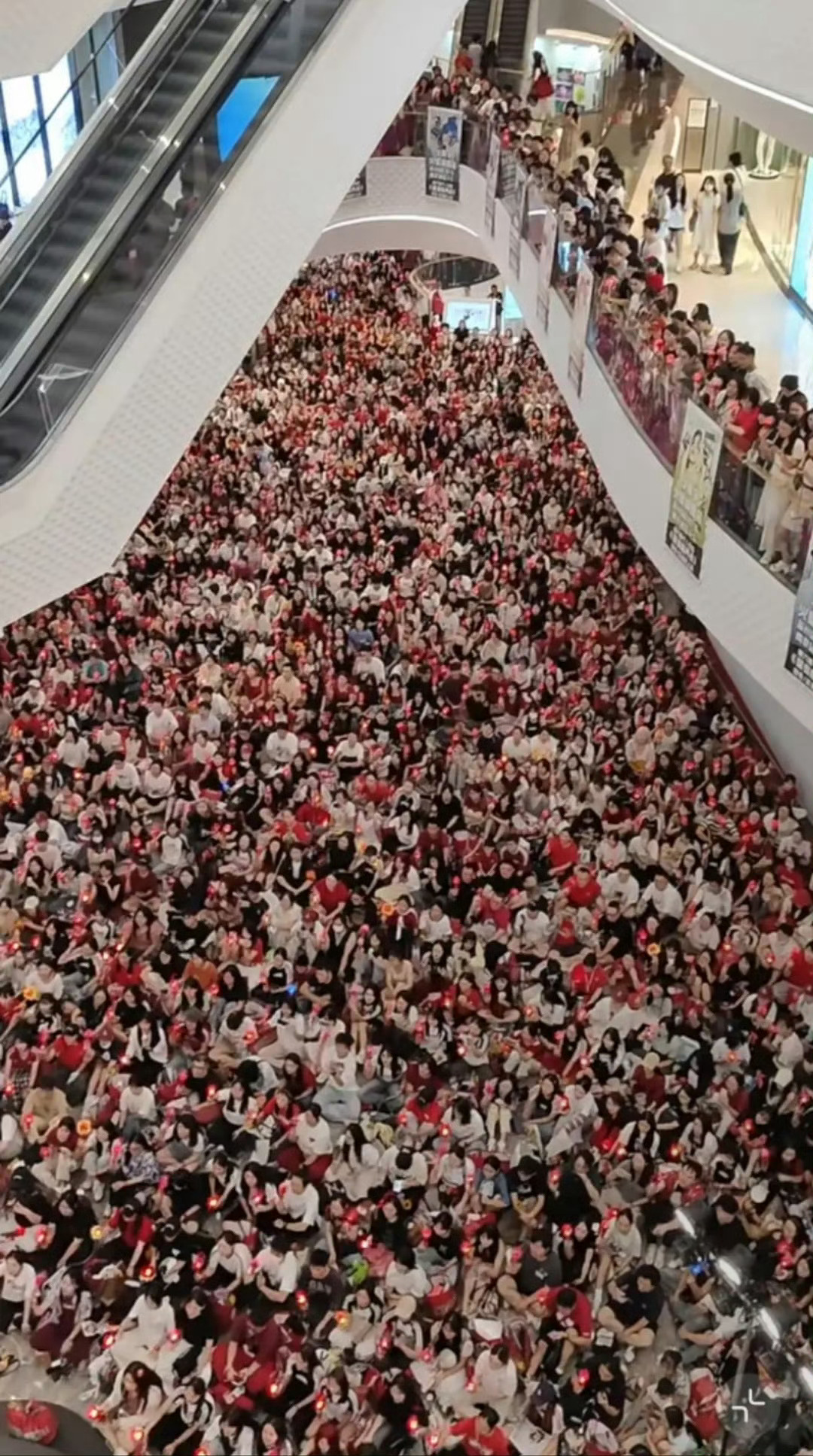 太火了华晨宇深圳粉丝路演活动人多到快满出来 ​​​
