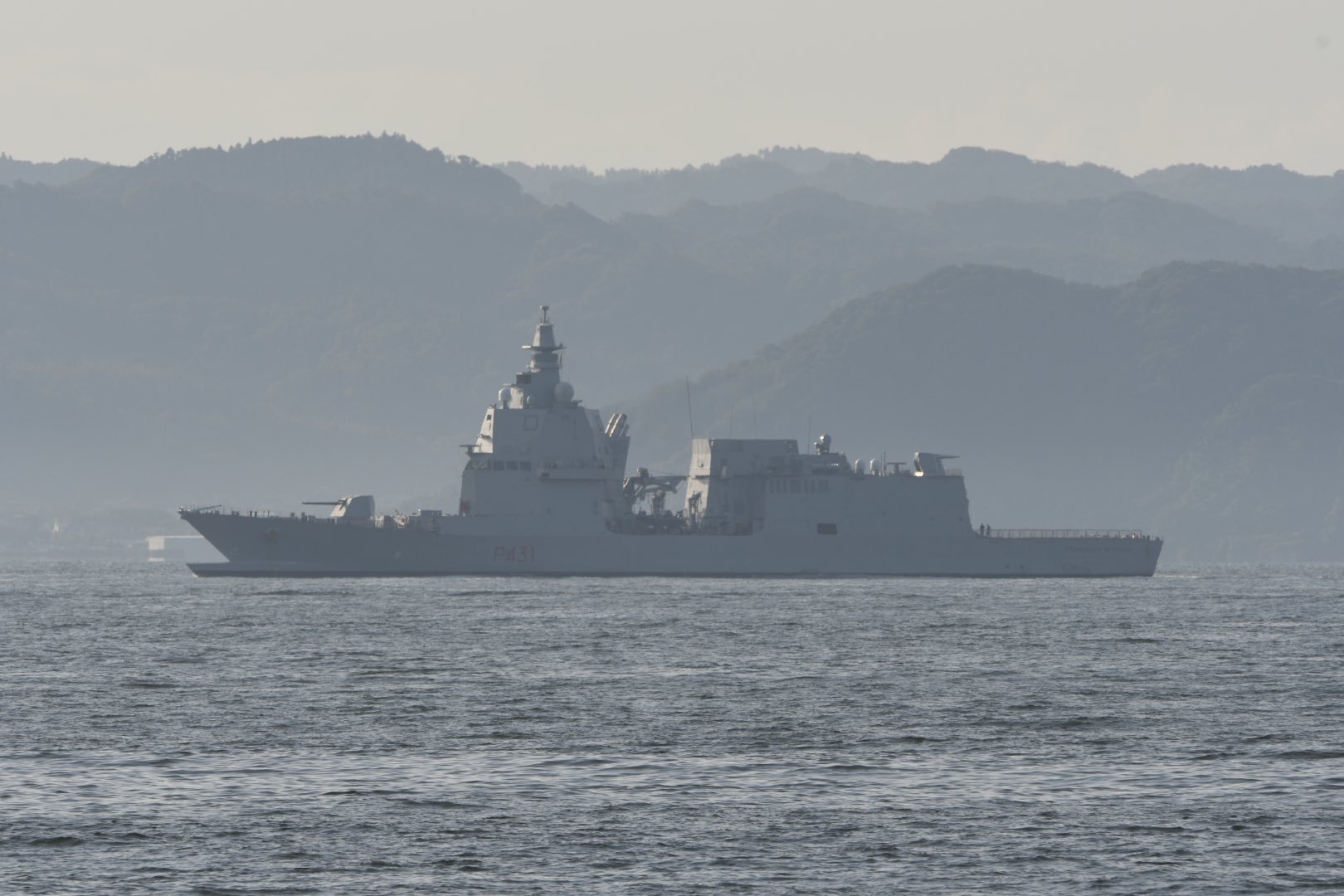意大利海军“塔翁·迪雷韦尔级”护卫舰“弗朗切斯科·莫罗西尼”号抵达日本横须贺 ​