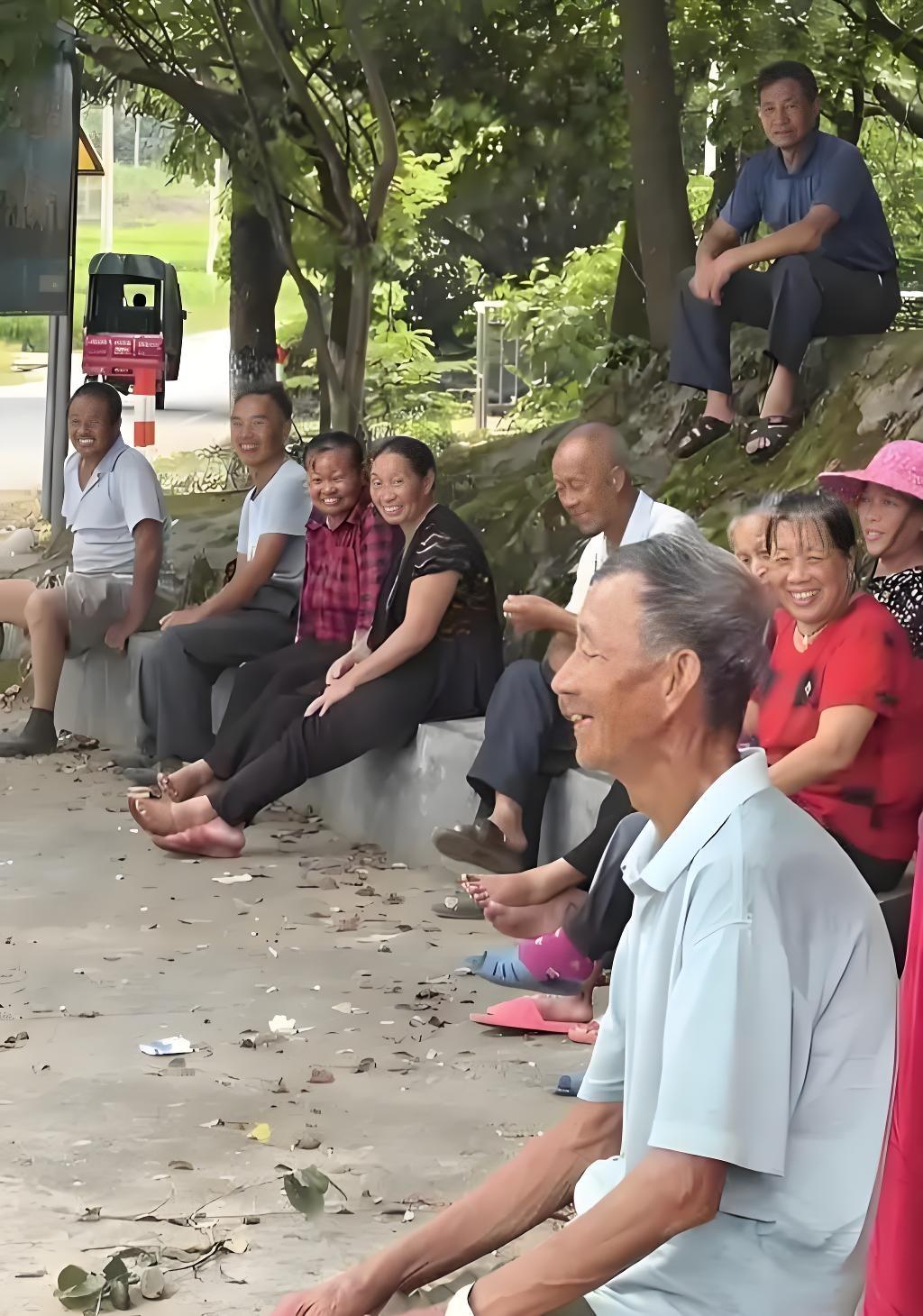 人生几旬称为翁，
你言我语议论中，
六十花甲算不算，
………？

上联：热门话题