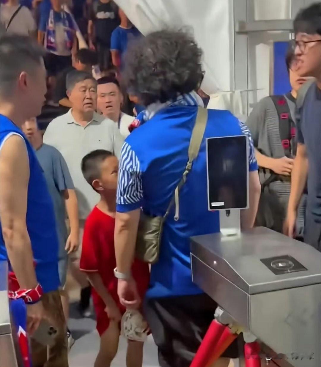 武磊我再次被你感动到！

这二天某些球迷在自己支持的球队后居然把“气”往一个小孩