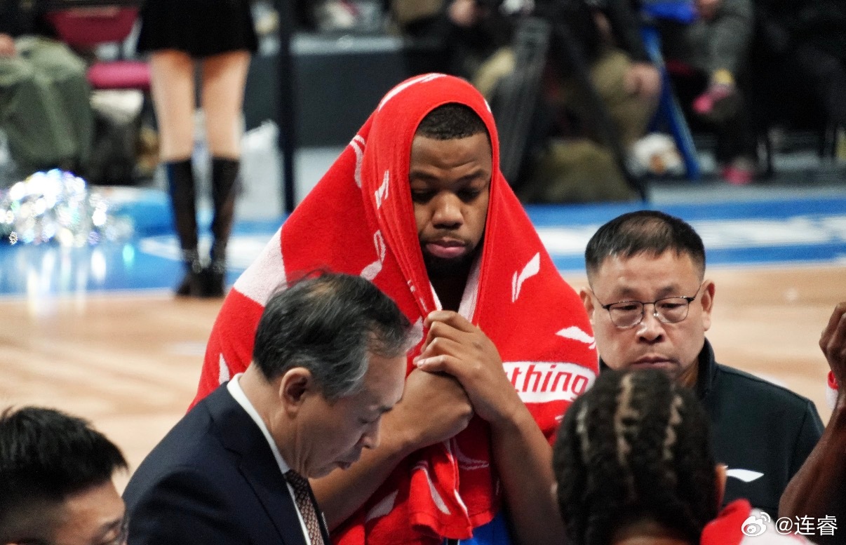 斯佩尔曼被换下时摊手不解，等他带着气儿再回到比赛便只管自己抡着干反倒连得8分。辽