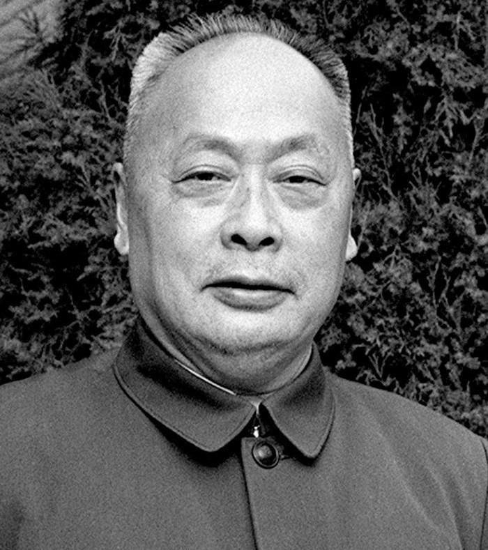 毛主席出席陈毅追悼会时的一举动，让张茜感动泪流满面，她激动地说那怎么敢当啊？
1