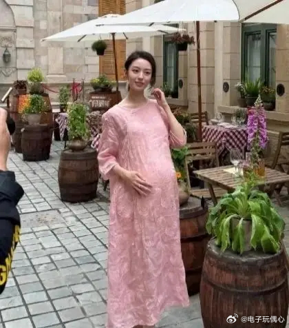 不愧是明星，怀孕时候都美若天仙啊 