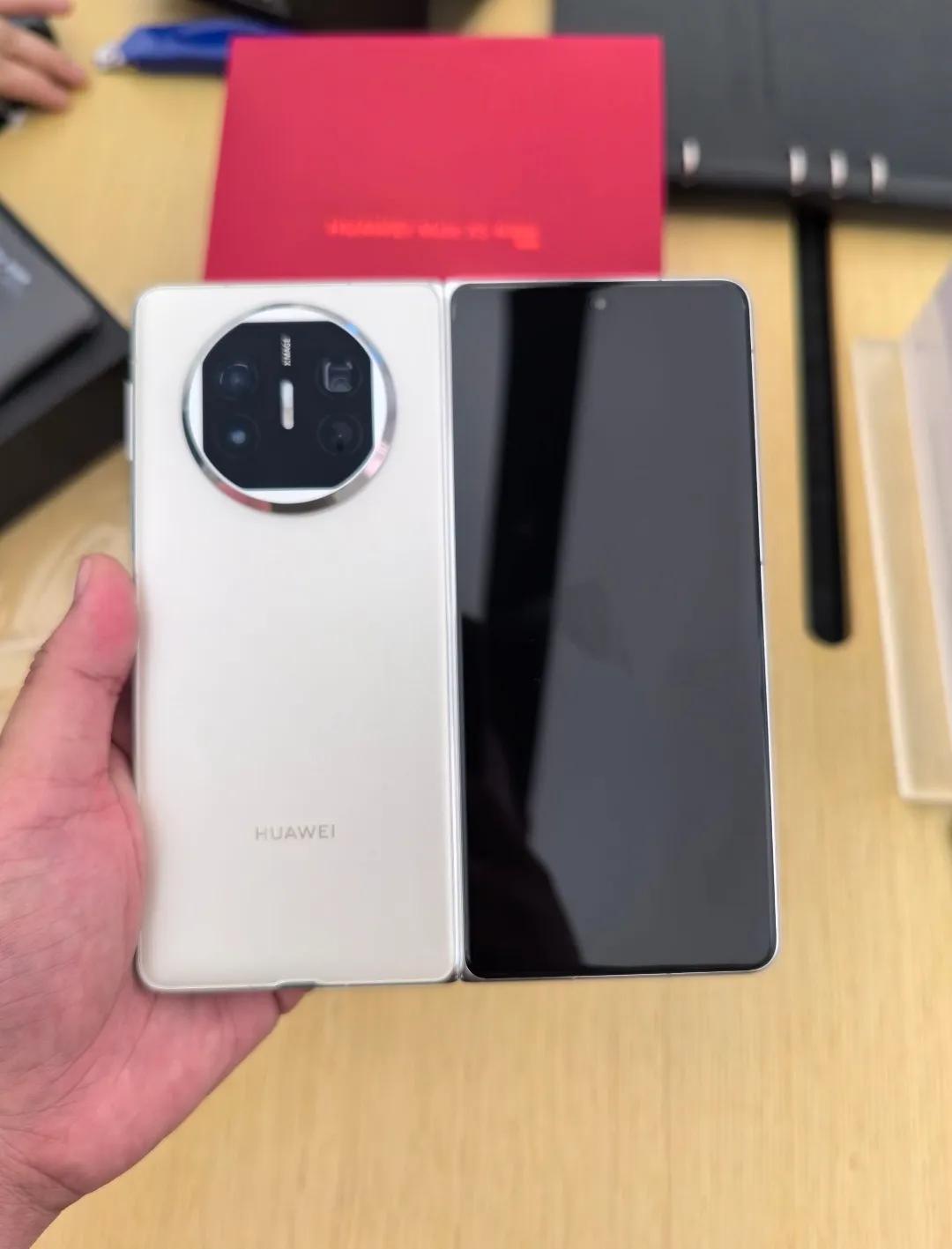 华为不管捆绑不捆绑爱国情怀，但是我不会去嘲笑华为和买华为的中国人，高价买低性能什