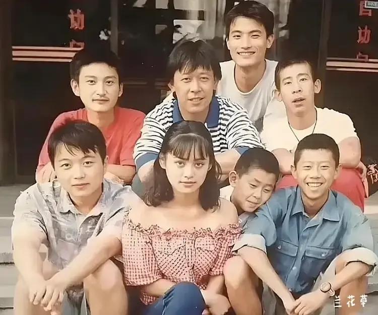 1994年，电影《阳光灿烂的日子》拍摄完成，导演姜文带着剧组演员拍下这张合影。