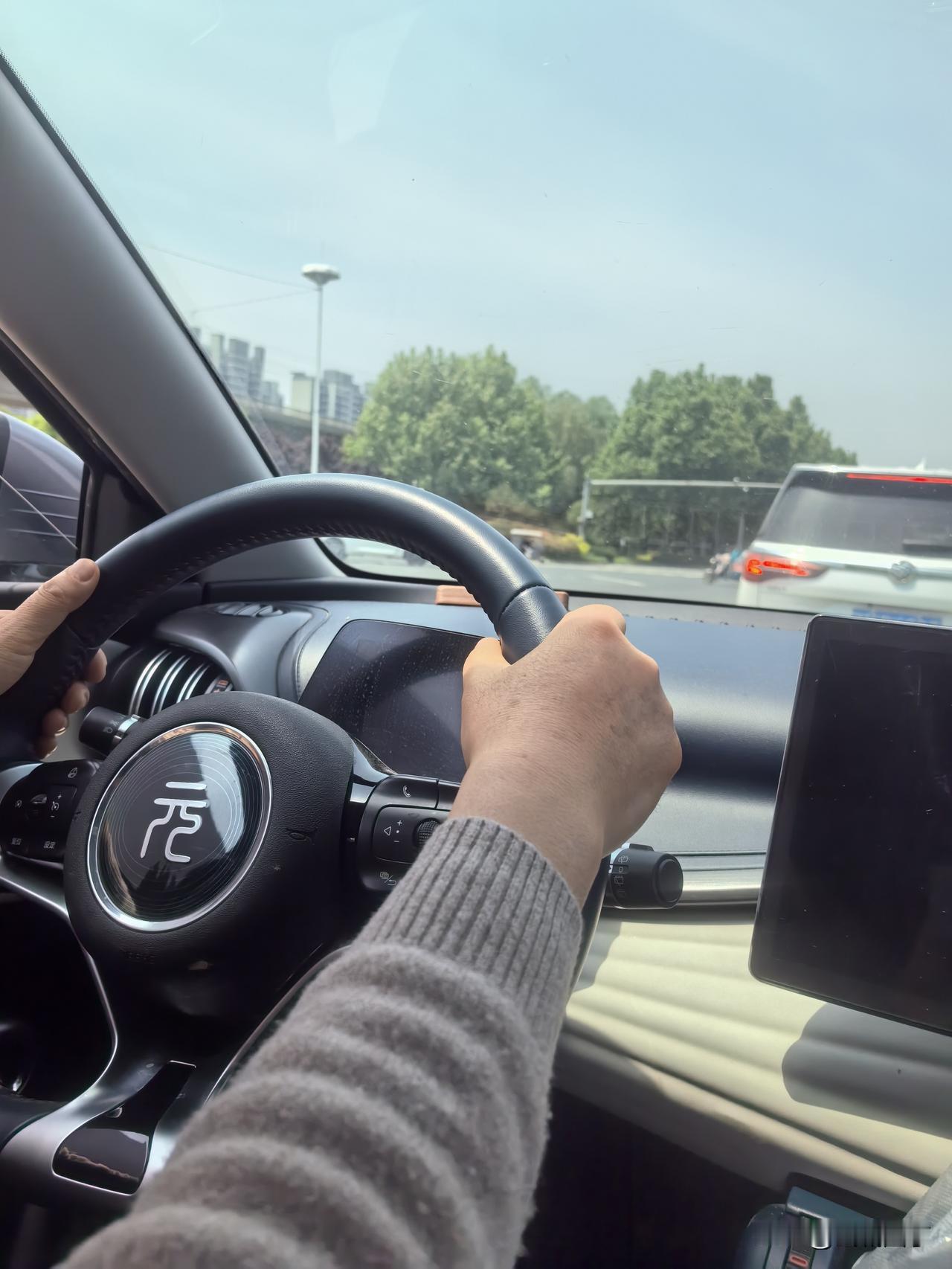 从医院返回的路上，我问孩子他爹：“为什么那天我坐在地上疼得龇牙咧嘴，你哈哈大笑？