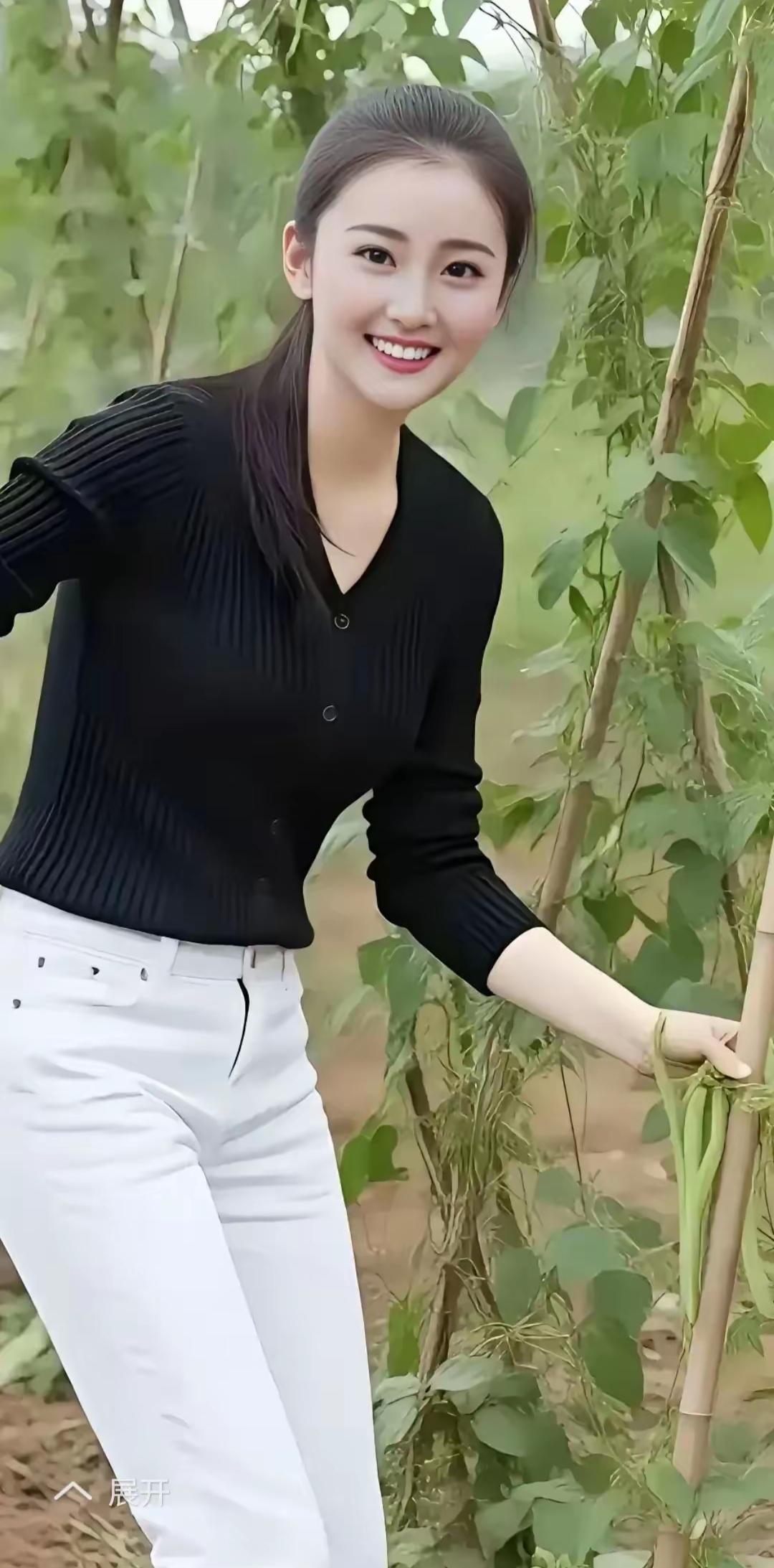 田园少女风，黑衣白裤，微笑面对自然🌿😊