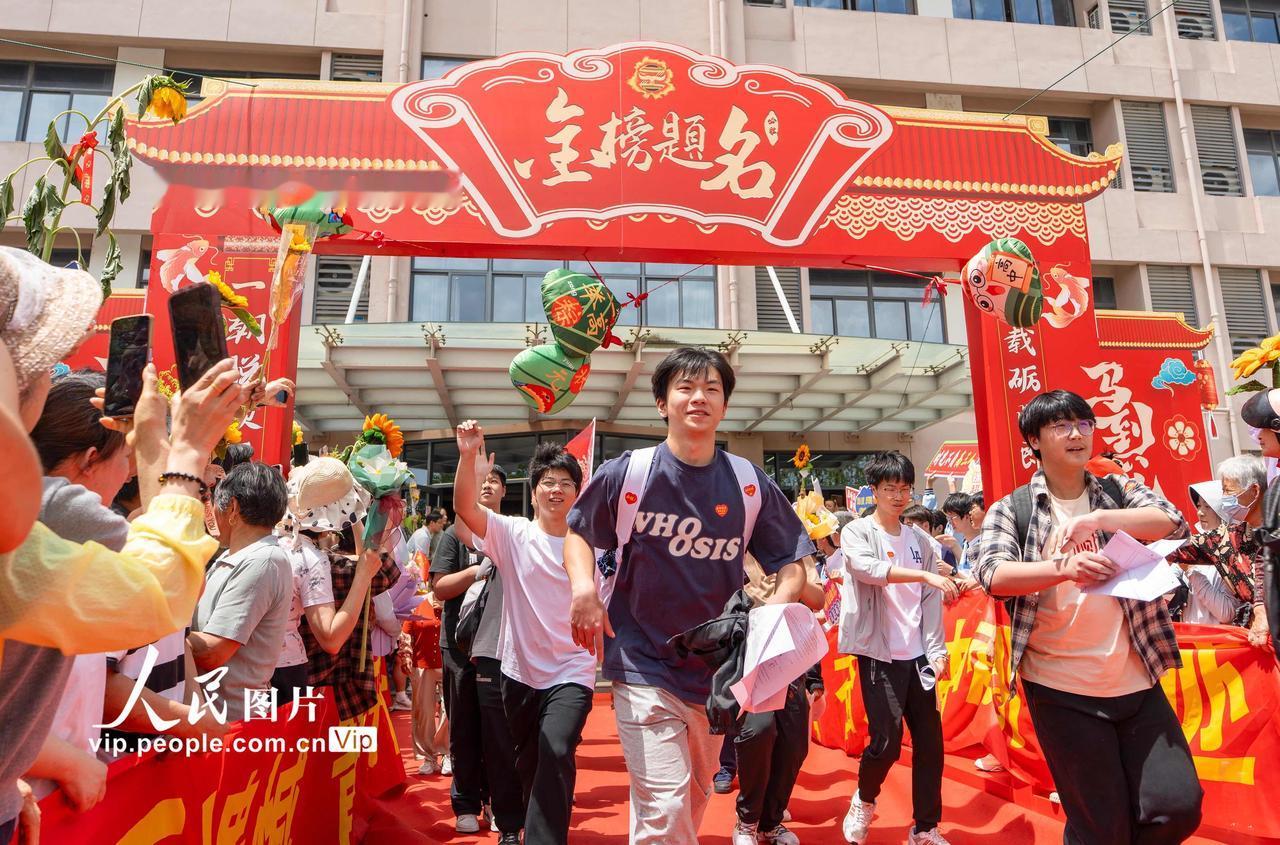 醉太平 · 高考

求知课堂，千辛备尝。每年折桂时光，正提神奋扬。

书山栋梁，