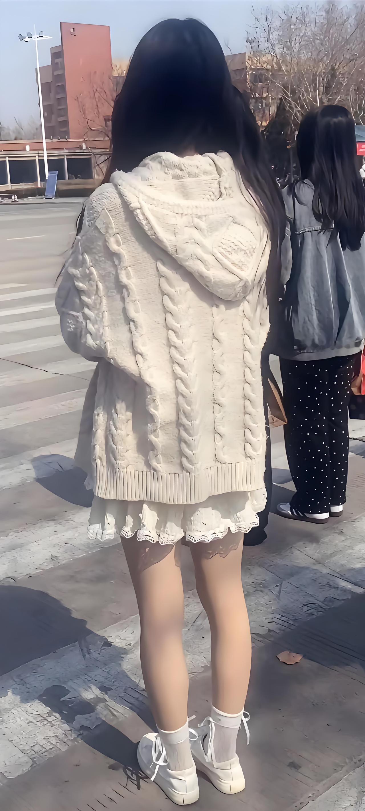 学妹这样的穿搭好养眼，米色针织外套+白色连衣裙，甜美又保暖！