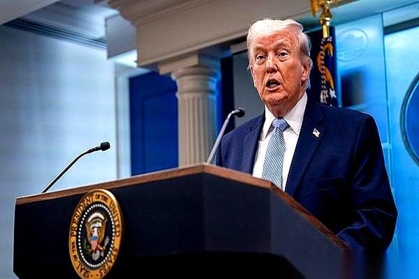 特朗普在集会上当众抛出了一个“深水炸弹”，这次的关键词不是选票，而是UFO。
根