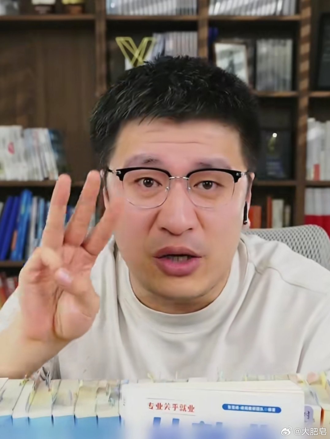 张雪峰账号头像变成黑白 天呐，真的是变成黑白了……而且现在看张雪峰的一些视频，他