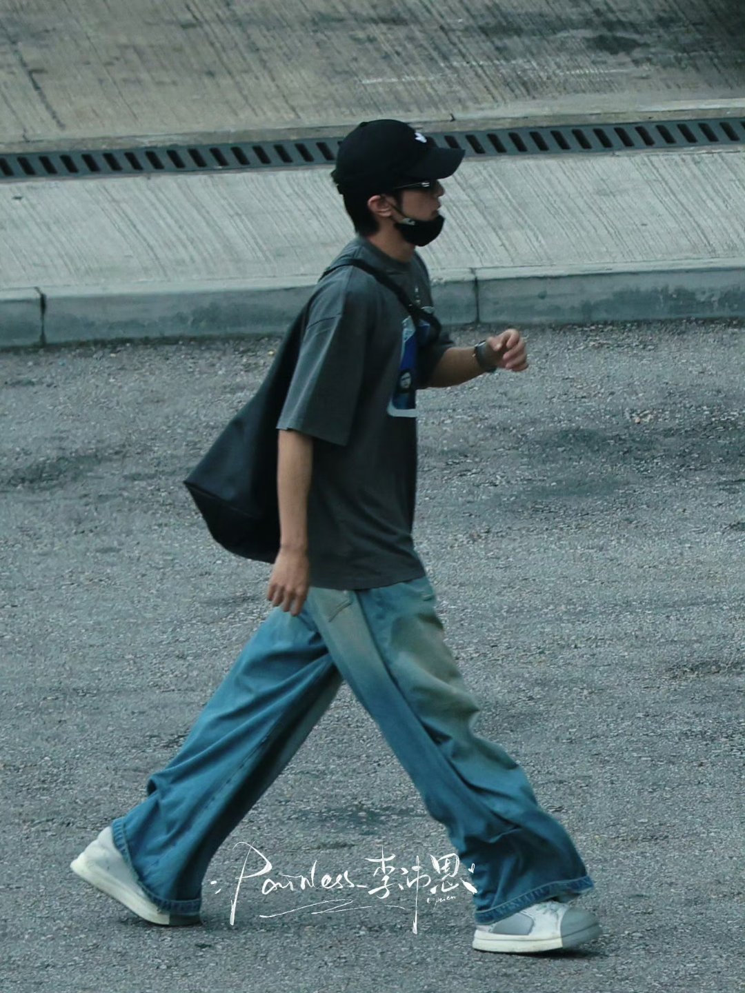 不开玩笑，在路上遇到这种极品帅哥我会超绝不经意的经过然后转过头狠狠欣赏，旁边有人