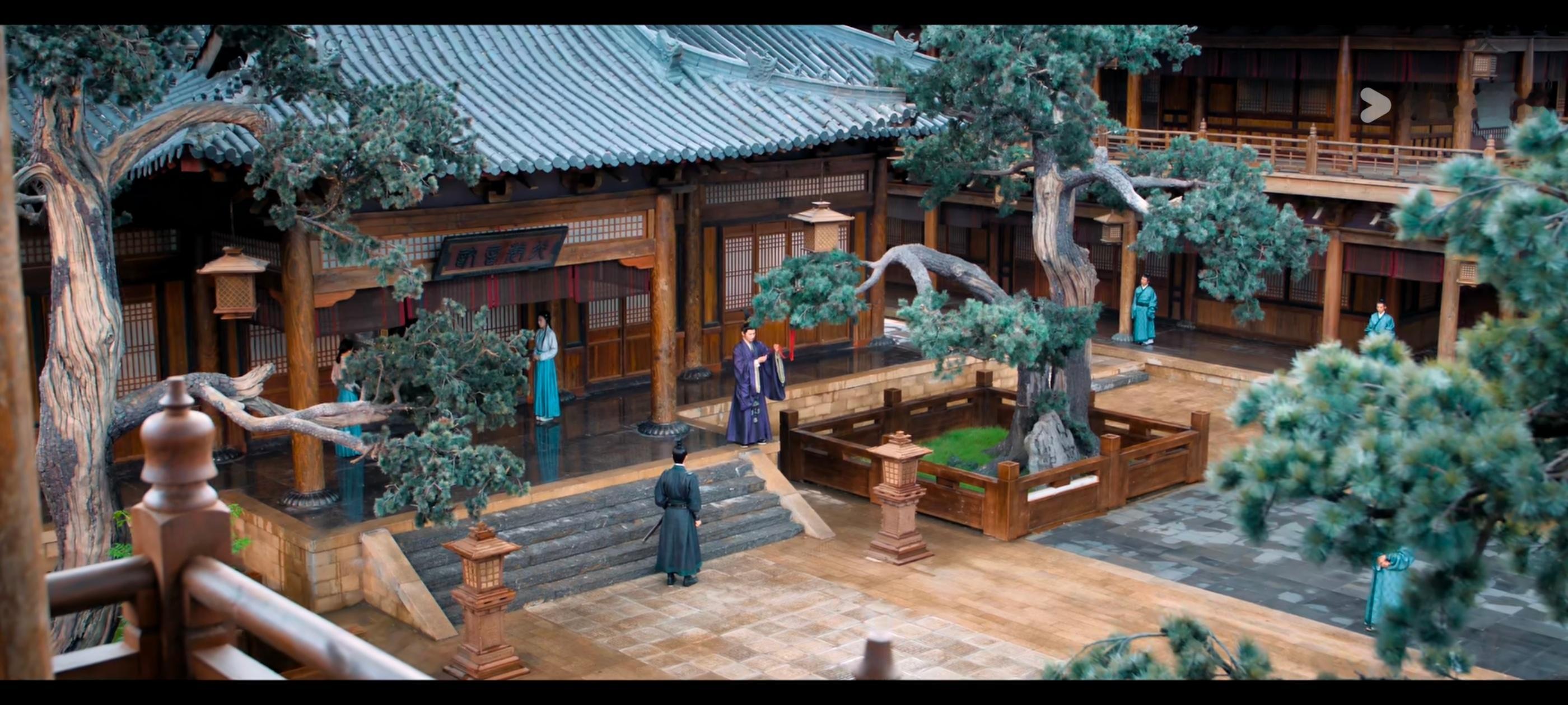 雁回时古色古香的置景真的加大分，翘楚的风格导致杨龙的画面构图呈现效果逊色雁回时不
