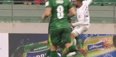 张玉宁是干大事的人，承受胯下之辱，老外都傻了，“头碰头”了北京国安