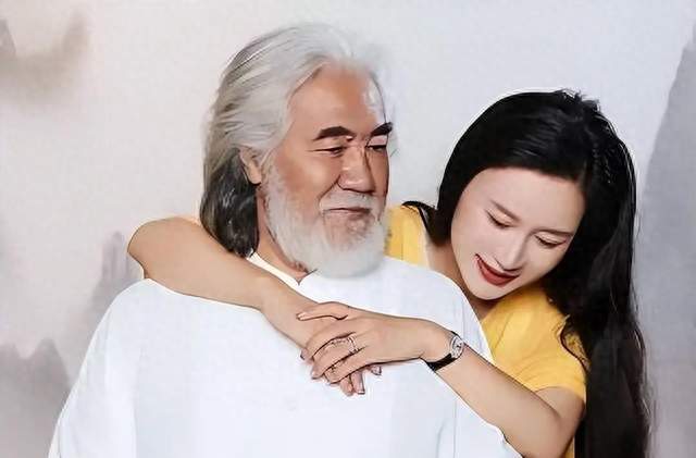 “看似秀恩爱，实则曝家丑”！这一次，75岁的张纪中彻底成了笑话