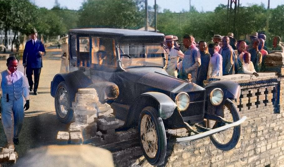 1918年，北平，一辆“老爷车”在行驶时，突然撞到了河边的护栏上，两个前轮完全悬