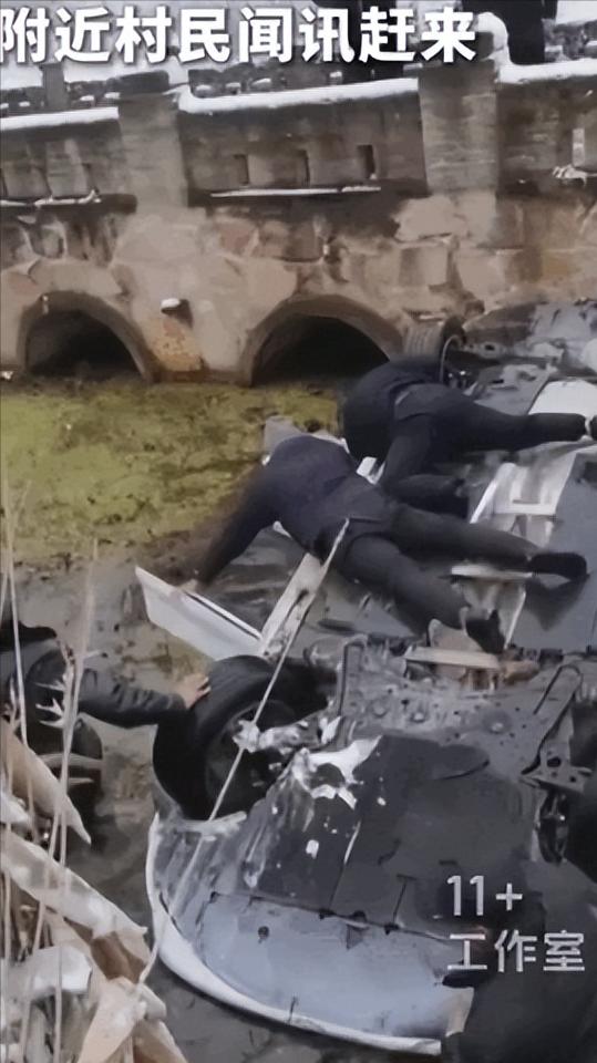 上央视了！河南，下雪天小车倒扣坠入水中。司机在车内拼命呼救，但无人听见。就在绝望