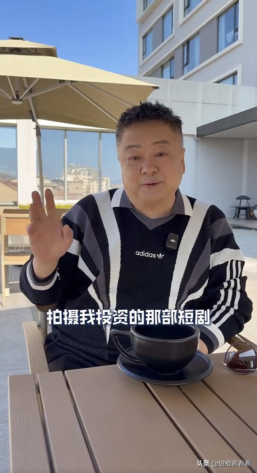 60岁的洪剑涛洪班长最近一直在横店，因为他投资拍摄了一部短剧，他要在横店待几个月