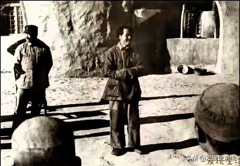 1942年初夏，抗日战争进入最艰苦的相持阶段，陕甘宁边区面临前所未有的经济困难，