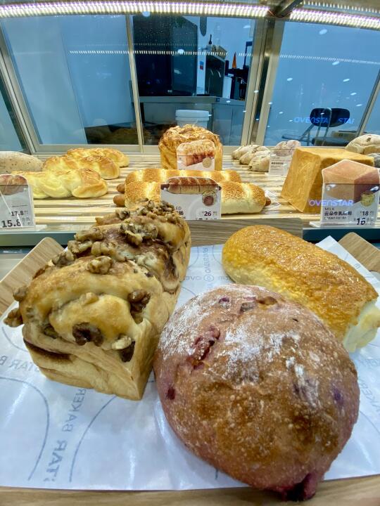 闻到面包的味儿就走不动道儿了！