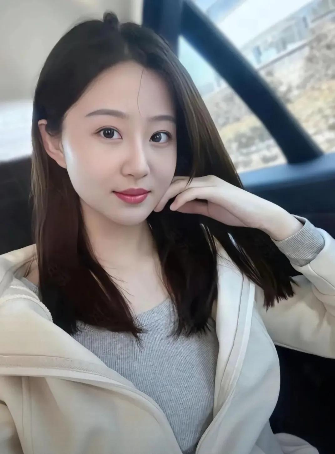 她是个爱笑的女孩，尽管生活有时让她感到疲惫。他，是那个总是默默关注她的男孩，她的