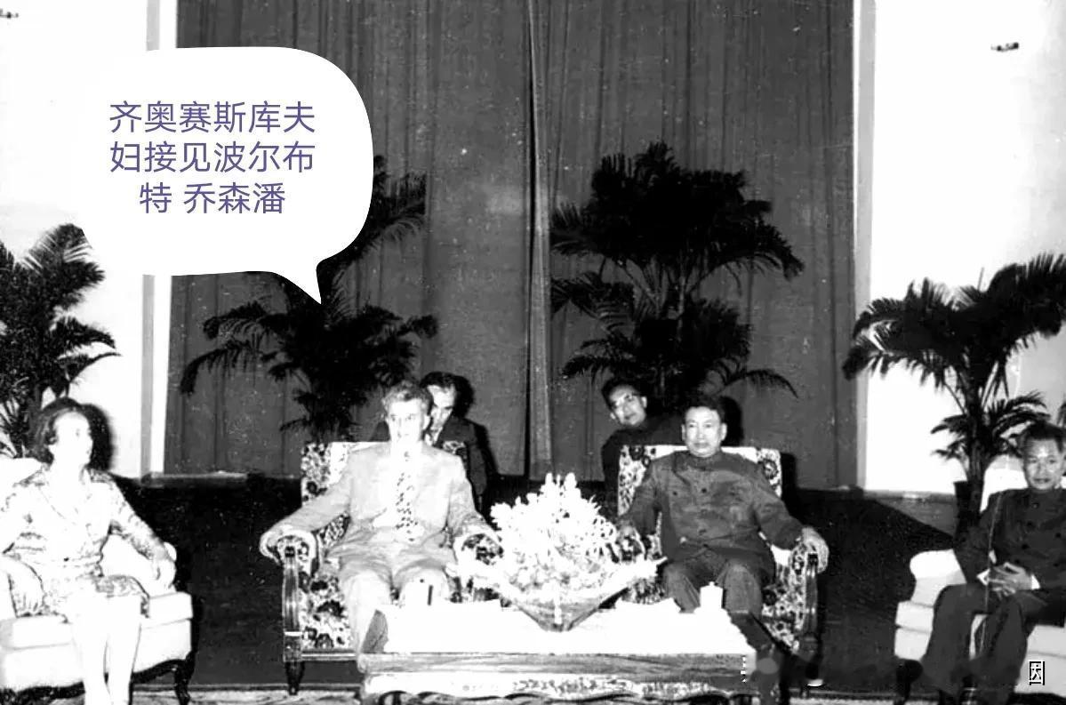 波尔布特在任期间实行了一种高度封闭的政策，这与闭关锁国的概念相符。波尔布特的政策