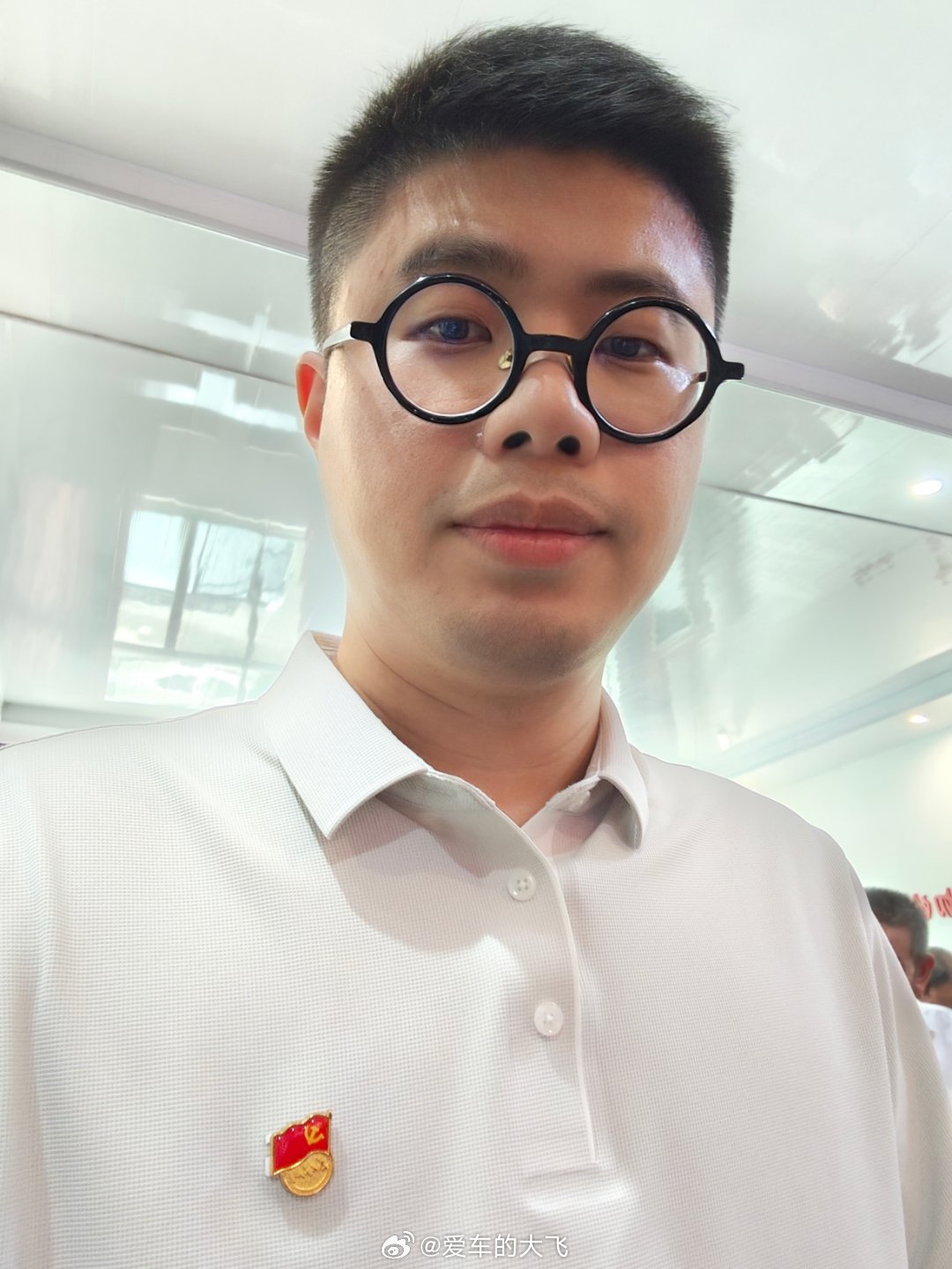 今天多了个新身份：村支委胸前的党徽，熠熠生光 ​​​