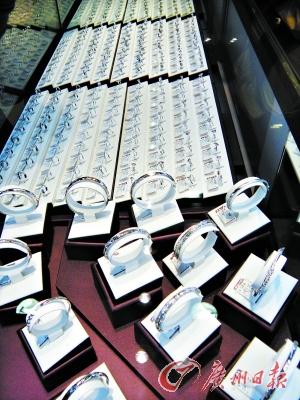 铂金狂飙：当"灰姑娘"逆袭成"女王"，你的首饰盒该换新了吗？
一、暴涨的真相：铂