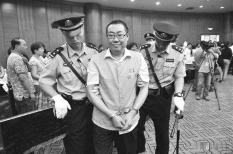 2012年，陕西延安发生特大交通事故，而省安监局局长杨达才在事故现场却传出了一张