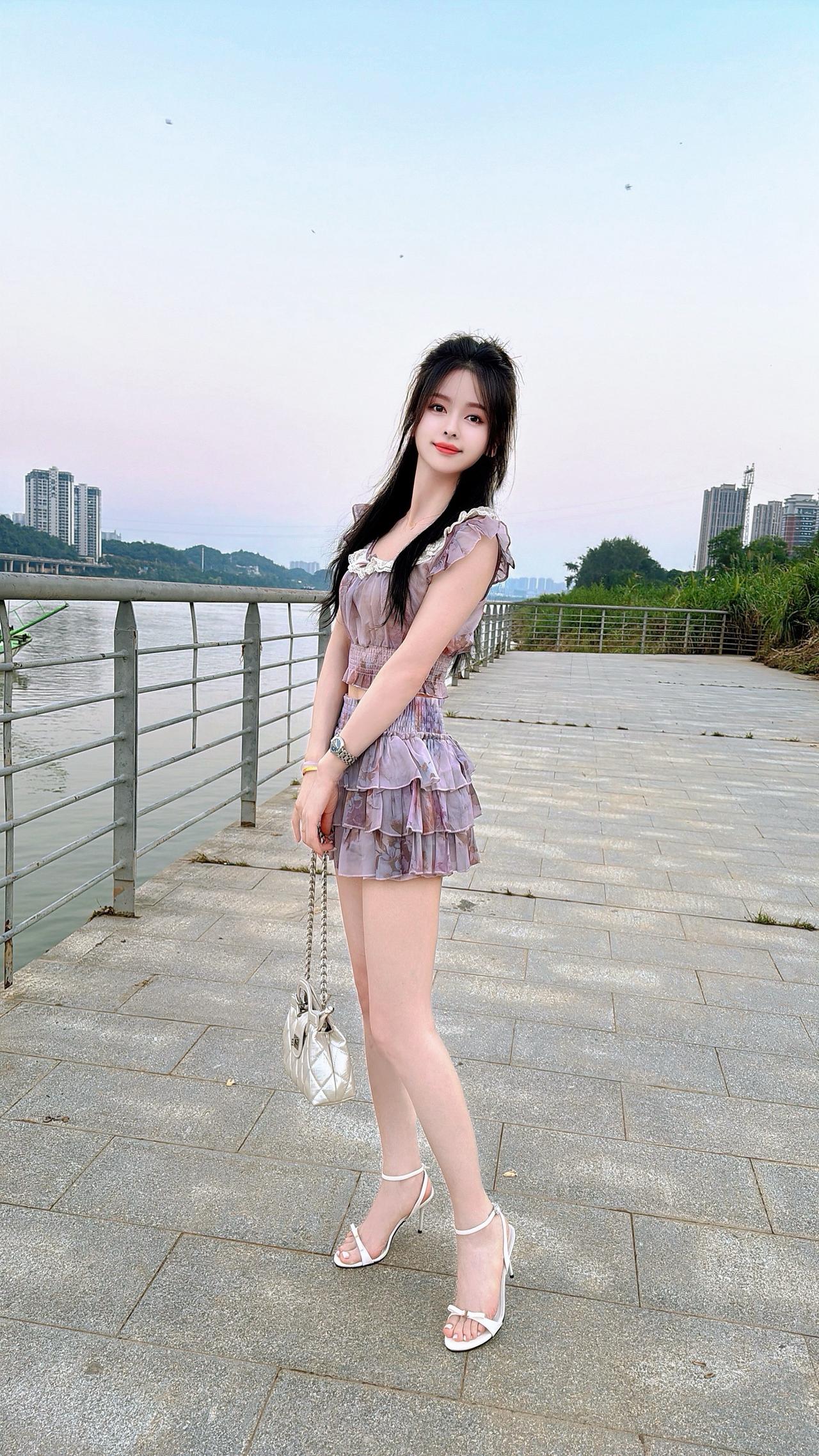 张爱玲说：“爱过的人是做不了朋友的，因为一见面就心软，一拥抱就沦陷，多看一眼就想