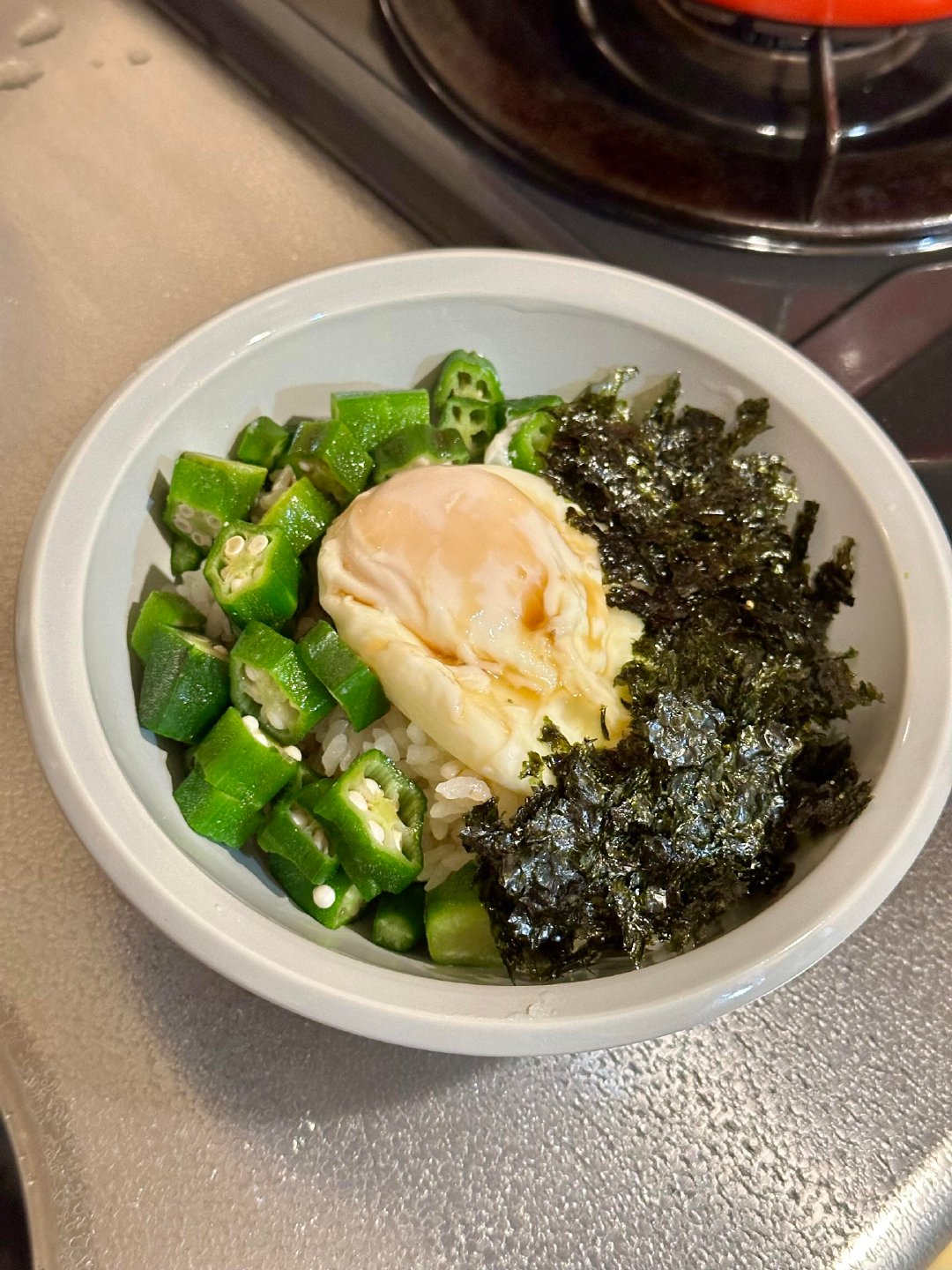 平平无奇但吃完很舒服||🥣 秋葵温泉蛋拌饭 🧑🍳 做法超简单秋葵焯水后捞出