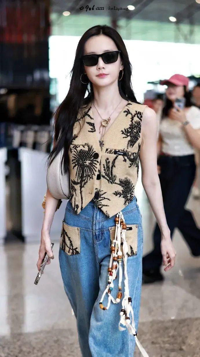 李一桐最新机场新闻图↓这是女霸总回国了吗？ ​​​