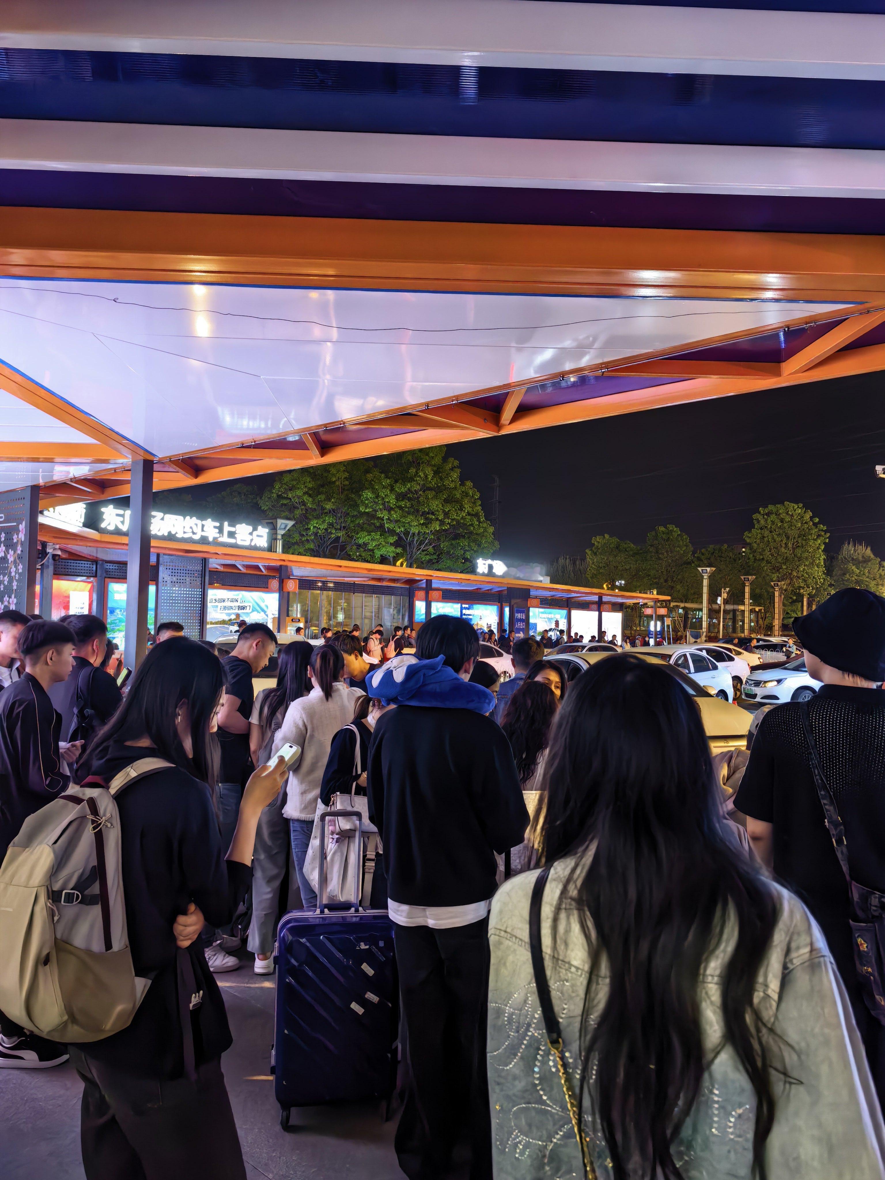 武汉这个网约车点混乱程度和长沙有一拼...目前感受最好的还是江浙地区的我的日常p