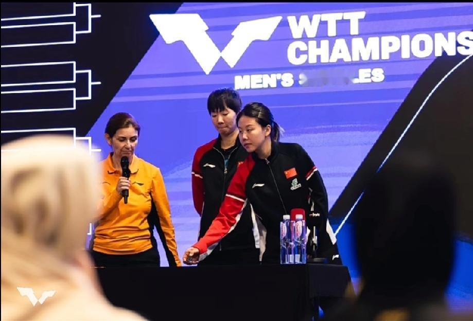 多哈抽签仪式的小插曲，是可爱双倍的惊喜！
 
多哈冠军赛的抽签仪式上演了一个小插