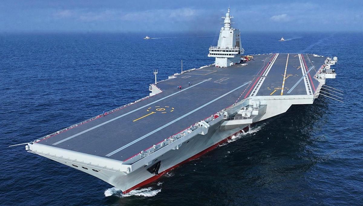 军事博主西可西放出一组中美顶级海上巨舰对照CG图，两张十万吨级航母并排摆放，视觉