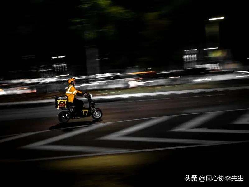 今天我点的外卖又超时了😅
看着小哥满头大汗的样子
实在不忍心给差评💔

其实