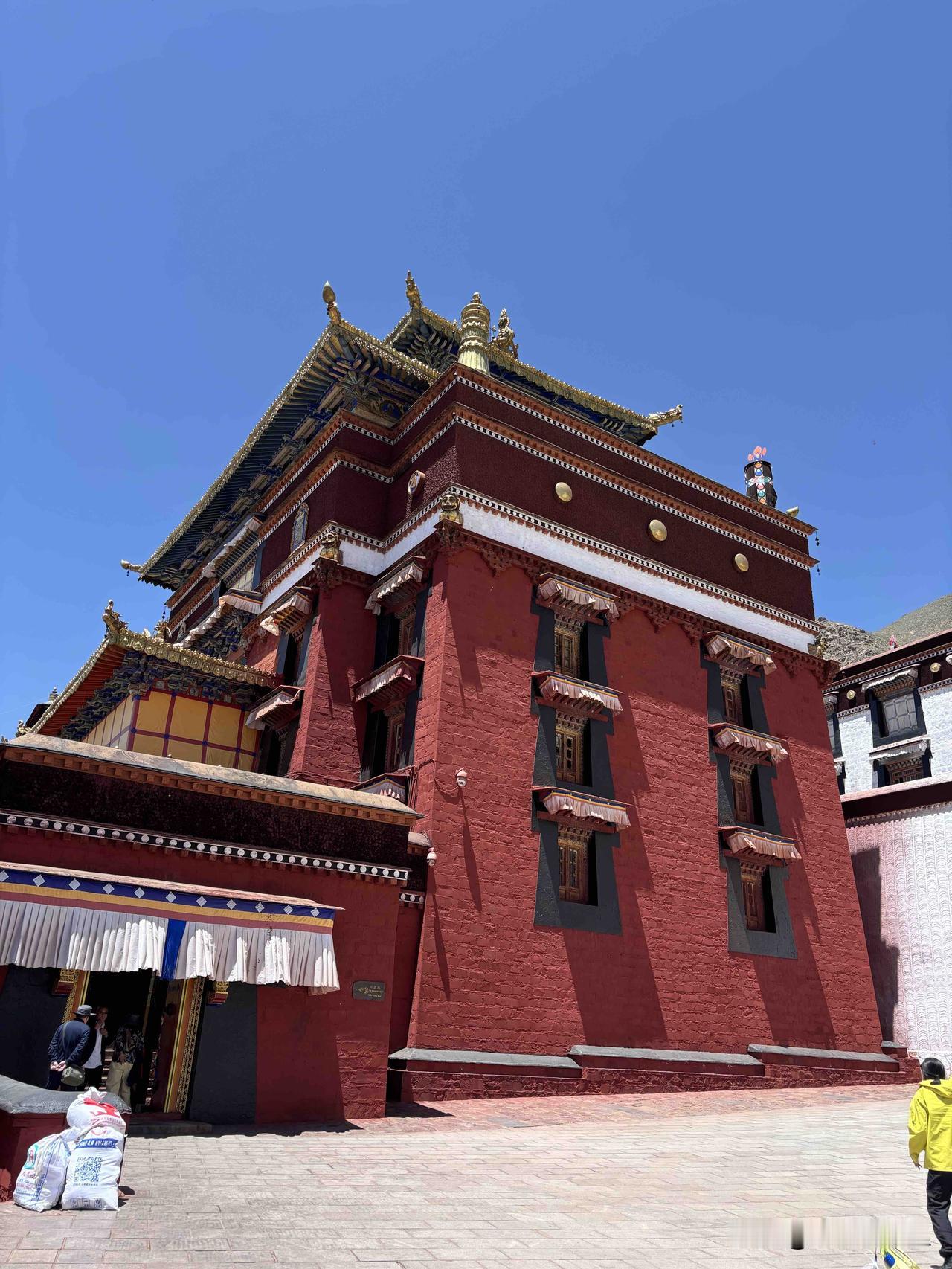 5月20日，我们乘火车，从拉萨前往日喀则，参观扎什伦布寺，这是国家的5A级景区。